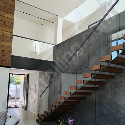 Стъклен парапет по стълби с дистанционери